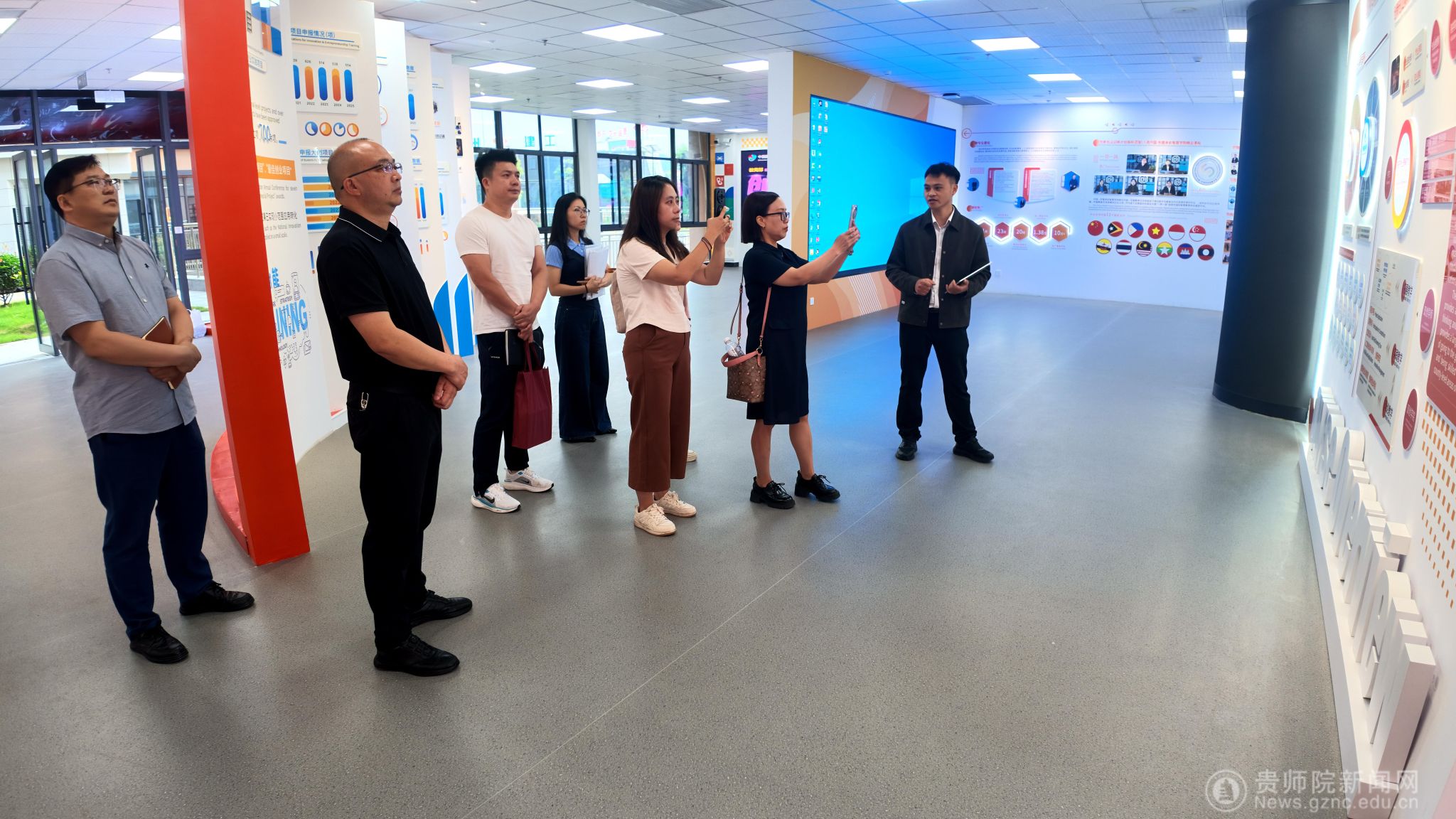 参观双创学院.jpg